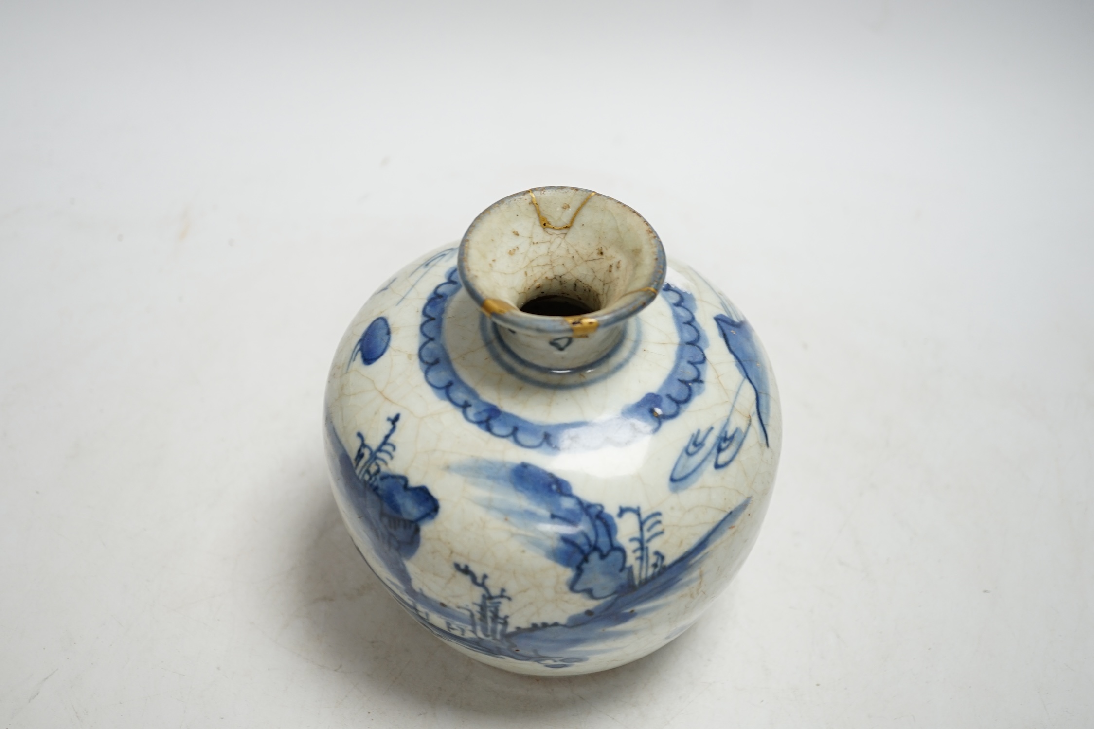 A Chinese late Ming blue and white jar, 14cm